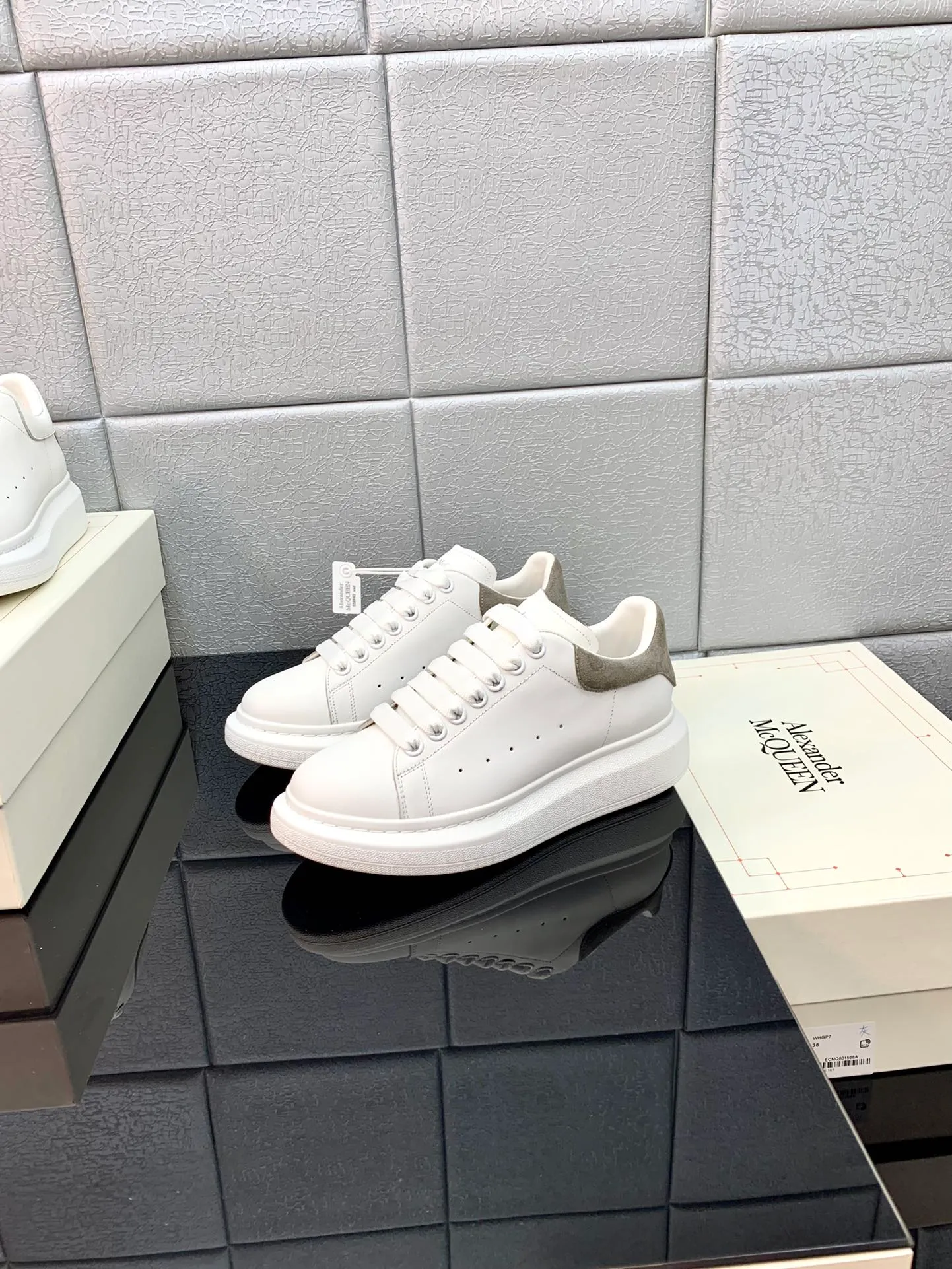 👟👟Ex-factory price👟👟Ex-factory price 480👟👟 2022 latest upgraded version The latest McQueen white shoes original 1⃣: 1⃣perfect replica ☑Deliver the latest counter full set of packaging🎁Full series of color styles are constantly updated🥳🥳 🔺Fabric: Customized original matte silk cowhide 🔺Inner lining: imported water-dyed sheepskin lining/original customized soft cowhide pad 🔺Feet: ultra-clear high temperature air pressure logo➕soft latex pad 🔺outsole: rubber T👟👟factory price👟👟factory price U vacuum bottom/I👟👟factory price👟👟factory price original foam bottom, thick bottom about 4cm 🔺Size: Female M34-40 Male M39-45